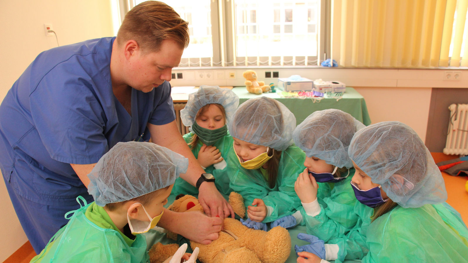 Nachwuchsmediziner der Kita Naseweis operieren Teddybär Benny
