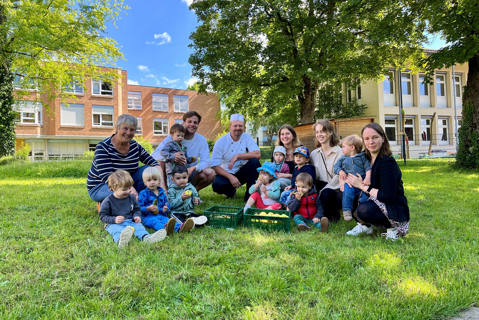 Klinik spendet Obst für Krippenkinder