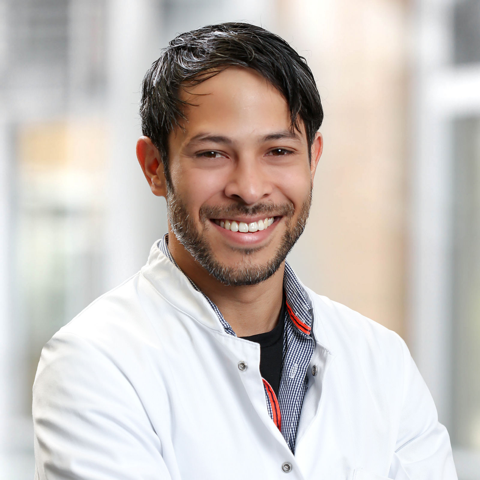 Dr. med. Eric Lelaona