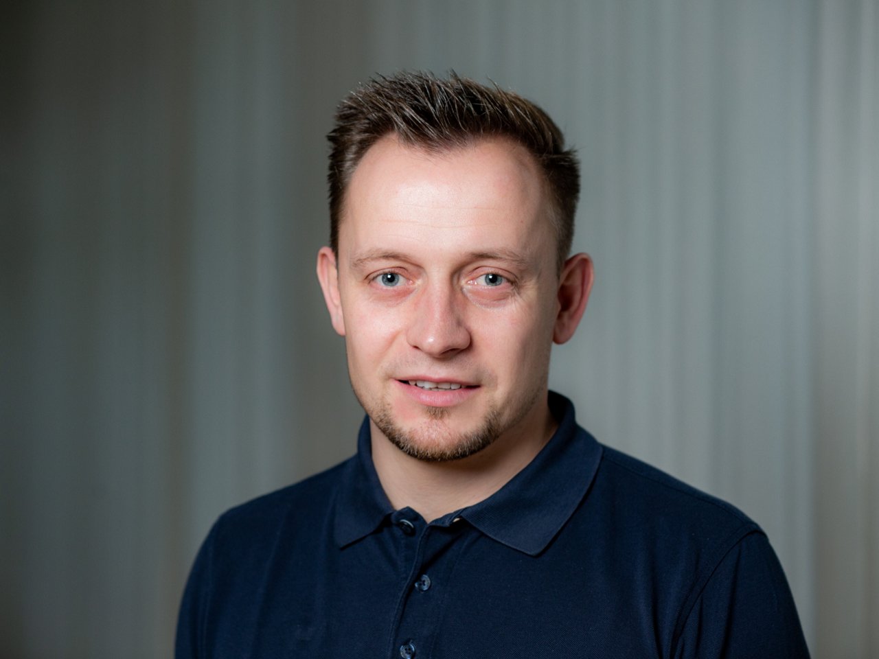 Portrait von Thomas Garten im Sacko