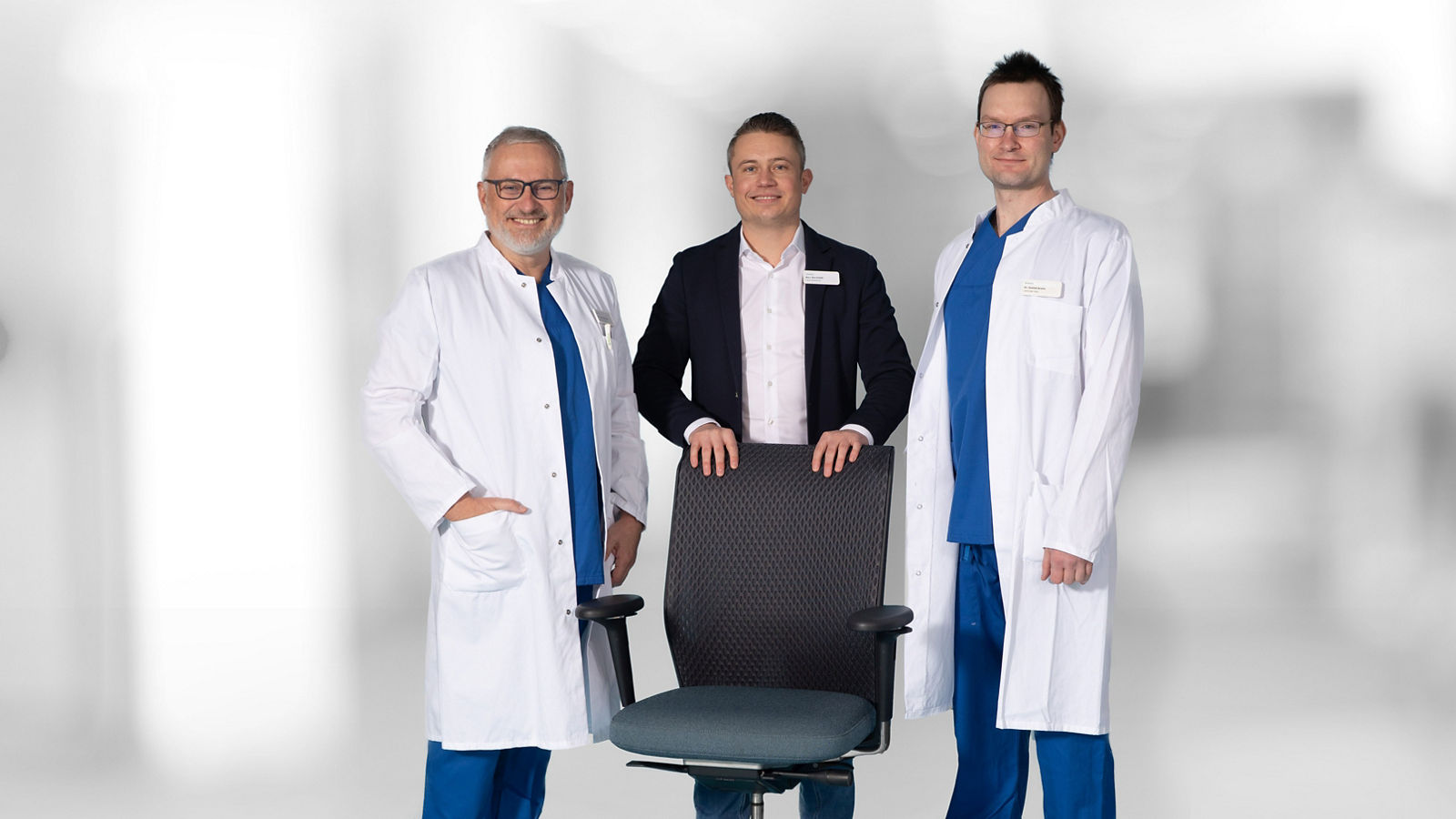 Mit einem Lächeln übergibt Dr. med. Karsten Reinig seinen Ärztlichen Direktorenstuhl an Dr. med. Daniel Brenn