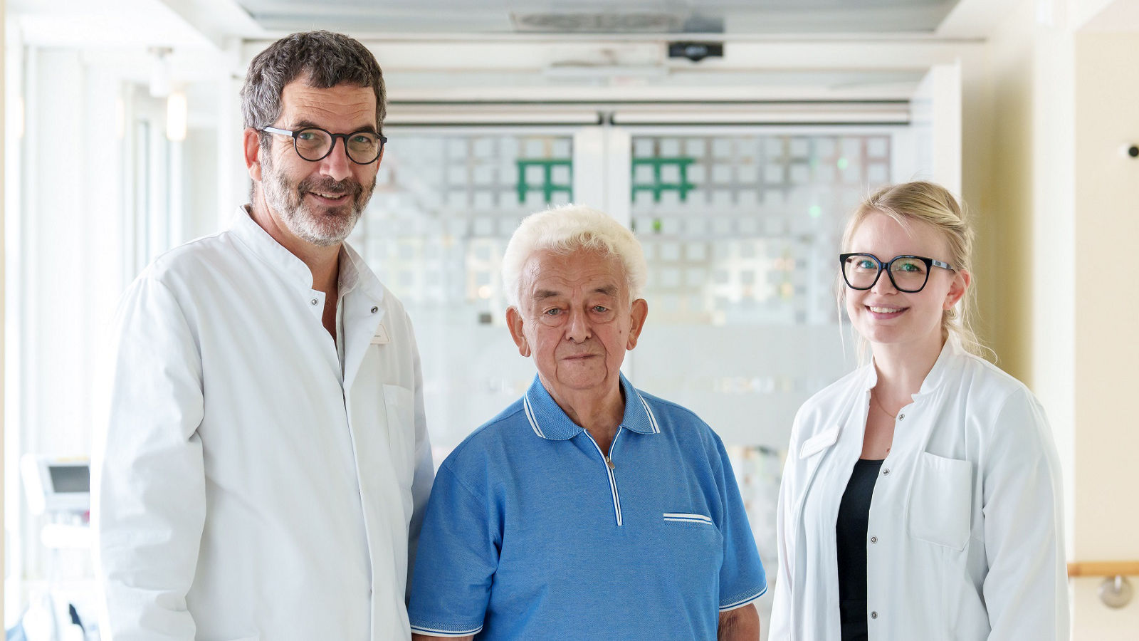 Dieter Damm (m.) mit seinen behandelnden Ärzten Prof. Dr. Marc H. Jansen und Dr. Anna-Lena Metzger