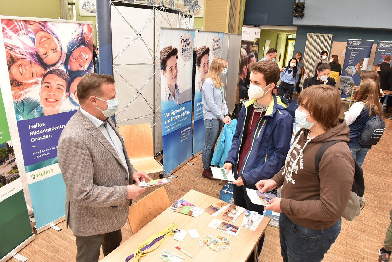 Unibörse in Aula Gymnasium Dippoldiswalde Infostand Helios Kliniken Mario Zado Schulleiter neues Helios Bildungszentrum im Gespräch mit Interessenten &#xD;&#xA;Foto: Egbert Kamprath 