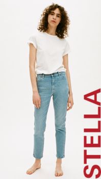 Vrouwelijk model draagt blauwe slim-fit jeans en wit T-shirt van HUGO