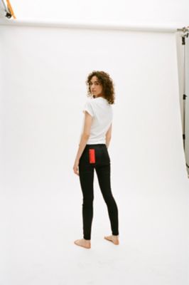 Vrouwelijk model draagt superskinny jeans Charlie en wit T-shirt. 