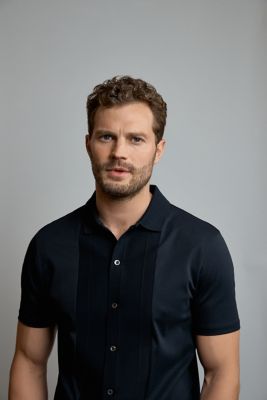 Jamie Dornan porte un polo BOSS