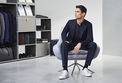 Combining trainers with suit or chinos 
