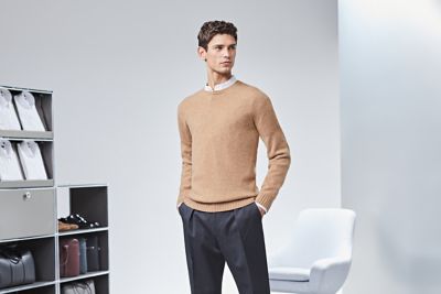 Pull en cachemire marron et pantalon noir BOSS