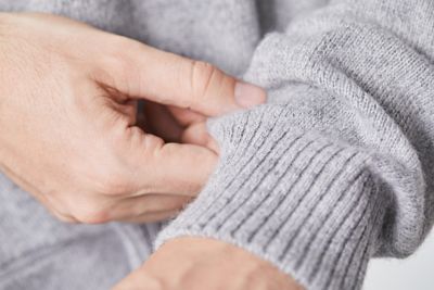 Primer plano de la manga de un jersey gris de lana BOSS