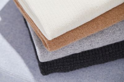 Pila de productos de lana BOSS