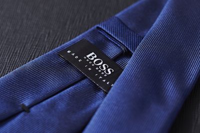 Logo BOSS en una corbata azul