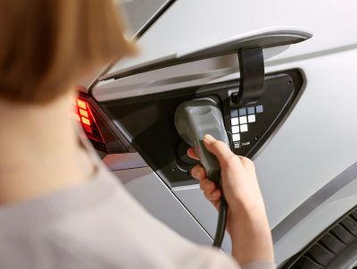 Panel de instrumentos digital, pantalla táctil y sistema Head-up display del Hyundai IONIQ 5 vistos desde el asiento del conductor.