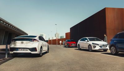 Hyundai IONIQ Electric parkert på gaten. Foto.