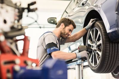 The Hyundai Service Expert fits the wheels.