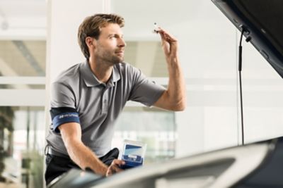 The Service Expert checks a Hyundai Original lamp.