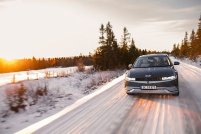 Elbilen Hyundai IONIQ 5 familie-SUV i et vinterlandskap. Foto. 