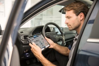 The Service Expert reads out the vehicle data.