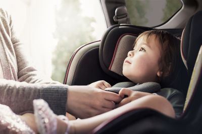 Bambino sul sedile posteriore del SUV 7 posti Nuova Hyundai SANTA FE con notifica passeggero posteriore.