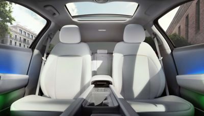 Relaxační sedadla v přední řadě čtyřdveřového plně elektrického sedanu Hyundai IONIQ 6.