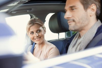 Homme et femme à l’intérieur d’une voiture.