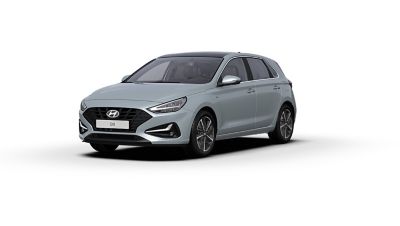 Vooraanzicht van de Hyundai i30 in de kleur Platinum Silver Grey.