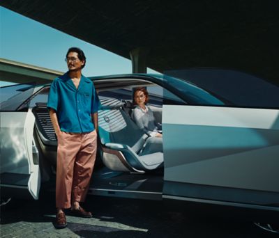 Una foto di un uomo davanti alla porta aperta di una concept car Hyundai