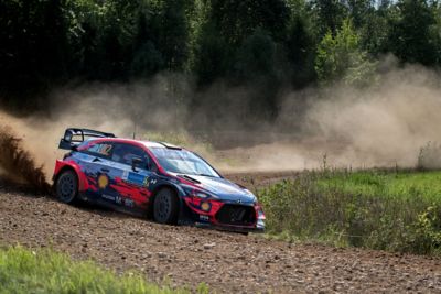 Craig Breen et Paul Nagle driftent dans un virage sur du gravier.