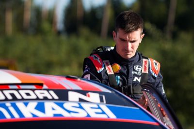 Craig Breen et Paul Nagle entrant dans sa Hyundai i20 Coupe WRC.