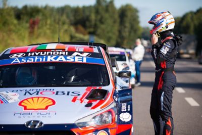 Craig Breen se prépare pour la course en Hyundai i20 Coupe WRC.