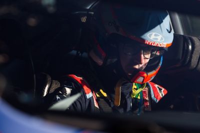 Craig Breen, pilote Hyundai WRC, concentré sur le volant. 