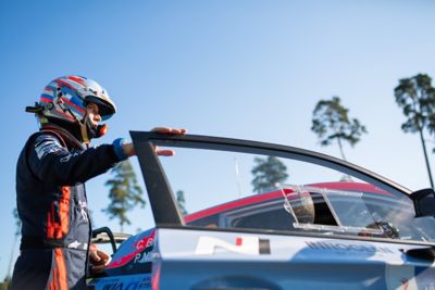 Paul Nagle entrant dans la Hyundai i20 Coupe WRC 2021.