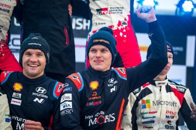 Le pilote Hyundai Motorsport Ott Tänak et son copilote Martin Järveoja assis sur le podium, célébrant.