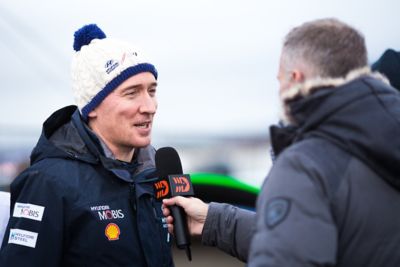 Paul Nagle pendant une interview au Rallye Arctique Finlande.