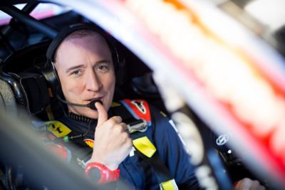 Le copilote Paul Nagle lève le pouce dans la Hyundai i20 Coupe WRC 2021. 