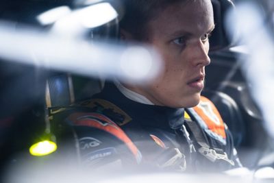 Le pilote Hyundai Motorsport Ott Tänak se concentre sur la Hyundai i20 Coupe WRC.