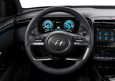 Pohled zevnitř na zcela nové kompaktní SUV Hyundai TUCSON Plug-in Hybrid s volantem.