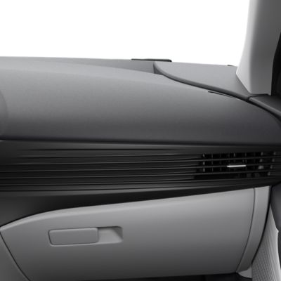 Wykończenie wnętrza w kolorze czarnym zawiera akcenty z jasnoszarej tkaniny w  nowym Hyundai BAYON.