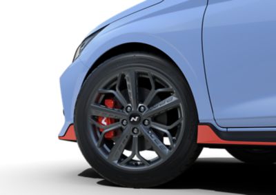 Detailansicht des linken Vorderrades eines Hyundai i20 N mit Hochleistungsbereifung.