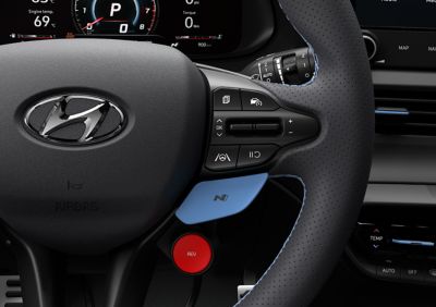 Detailansicht des Lenkrades des Hyundai i20 N mit Wippschalter und Rev-Matching Knopf.