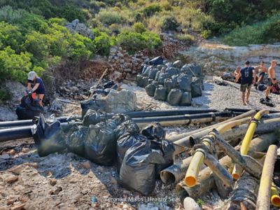 Débris récupérés et emballés par les bénévoles Healthy Seas à Ithaque, en attente d’être transportés