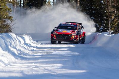 Hyundai i20 Coupe WRC tournant dans un virage laissant derrière elle des nuages de poussière