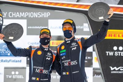 Thierry Neuville & Martijn Wydaeghe de chez Hyundai faisant la fête sur le podium du Rallye Arctique de Finlande.