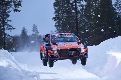 Le pilote de Hyundai Motorsport Thierry Neuville, le copilote Martijn Wydaeghe, sautant avec leur i20 Coupe WRC.
