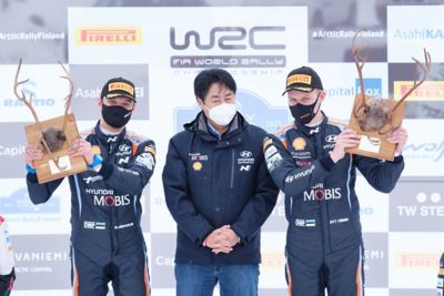 Martin Järveoja, copilote de Hyundai Motorsport, tenant leur trophée lors du Rallye Arctique Finlande.