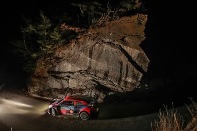 Dani a Carlos během noční Rallye Monte Carlo s vozem Hyundai i20 Coupe WRC. 