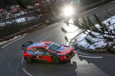 Le modèle Hyundai i20 Coupe WRC driftant au Rallye Arctique Finlande.