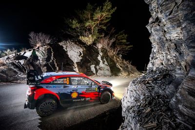Dani et Carlos pendant la nuit au Rallye Monte-Carlo en Hyundai i20 Coupe WRC. 