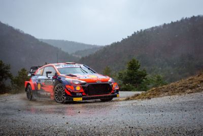 De Hyundai i20 Coupé WRC glijdt door een bocht in de Rally van Monte Carlo