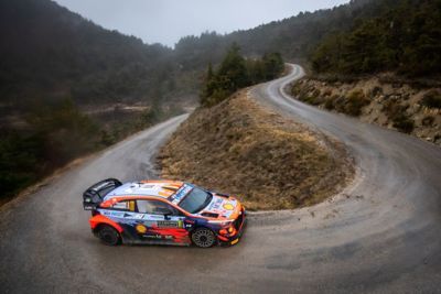 Hyundai i20 Coupe WRC coupe un virage au Rallye de Monte-Carlo.