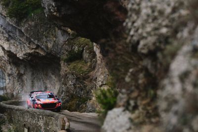 Le Rallye Monte-Carlo et la i20 Coupe WRC sur une route sinueuse.